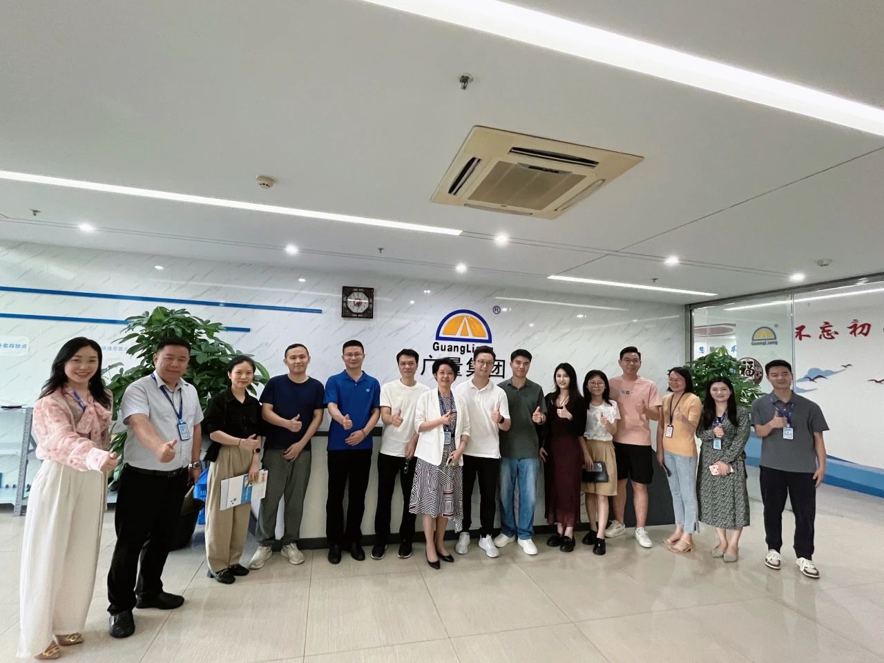 东莞南城城市更新中心携企业调查团光临bifa必发集团集团参观互换