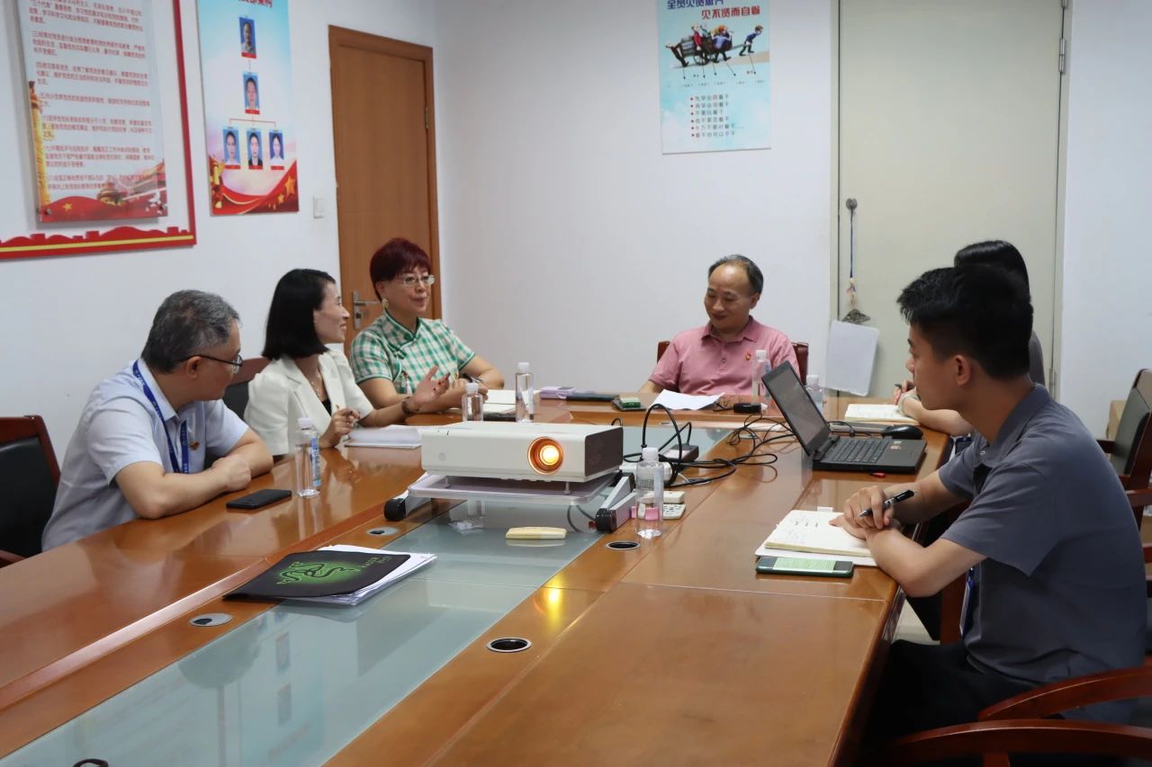 党旗飘扬，共庆鲜丽